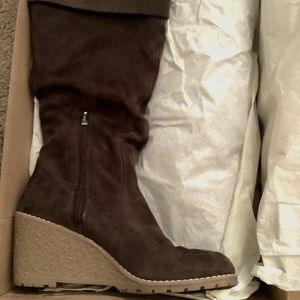 Women’s 8.5 M Bass Suede boot wedge